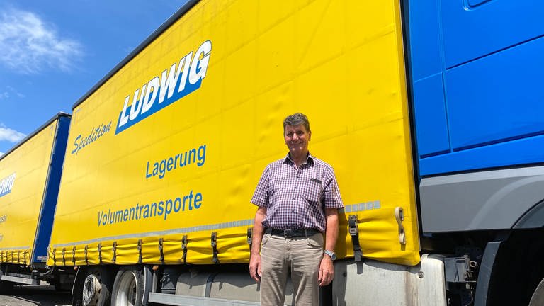 Hans Ludwig, Geschäftsführer der Spedition Ludwig, würde sich sehr freuen, wenn der A1-Lückenschluss käme. (Foto: SWR, Anna-Carina Blessmann)