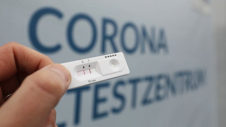 In der Region Trier infizieren sich wieder mehr Menschen mit dem Coronavirus (Symbolbild) (Foto: dpa Bildfunk, picture alliance/dpa | Danny Gohlke)