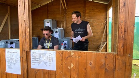 David Haas (links) und Martin Geisen (rechts) organisieren das 10. Metal-Festival "Der Detze rockt" - die Freude, dass es nach der Corona-Pause wieder losgeht, ist unbeschreiblich.