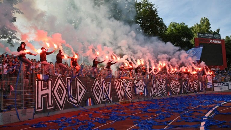 Die Fans der Stuttgarter Kickers zünden Pyrotechnik im Moselstadion (Foto: IMAGO, Jan Huebner)