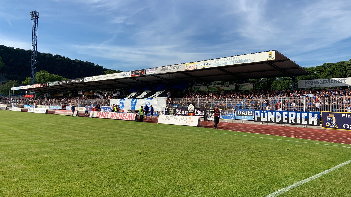 Eintracht-Fans feiern Aufstieg in die Regionalliga (Foto: SWR)