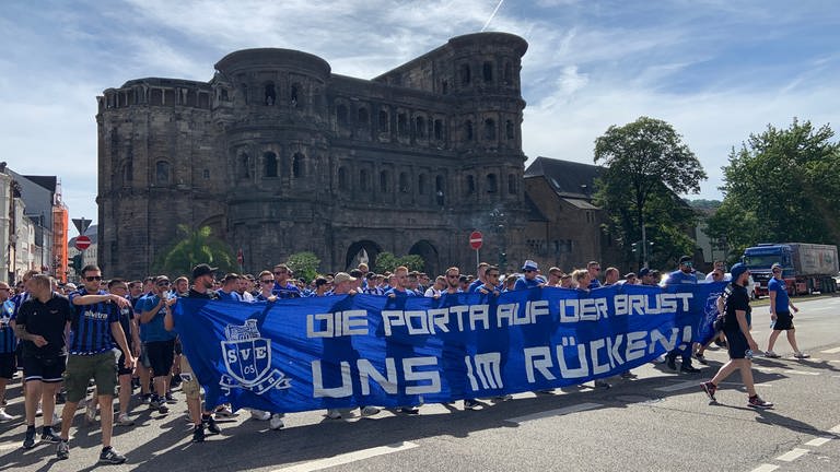Hunderte Anhänger von Fußball-Oberligist Eintracht Trier ziehen vor dem Spiel gegen die Stuttgarter Kickers am 14.6.2022 von der Porta Nigra zum Moselstadion. (Foto: SWR)