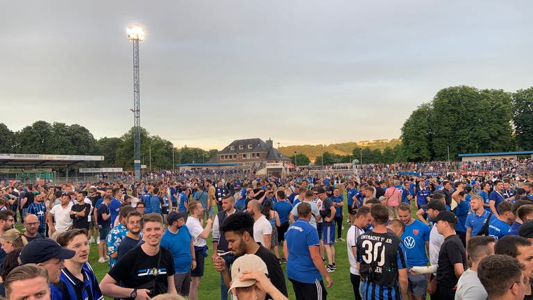Eintracht-Fans feiern Aufstieg in die Regionalliga