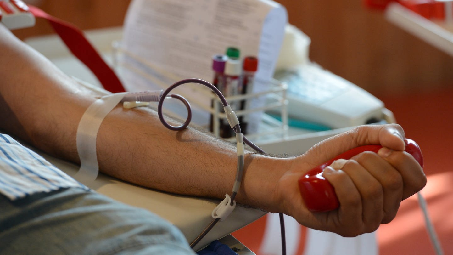 Der Arm eines Mannes bei einer Blutspendeaktion - Auch in der Region Trier werden Blutspenderinnen und Blutspender gesucht (Foto: picture-alliance / Reportdienste, dpa Bildfunk, Marcus Brandt)