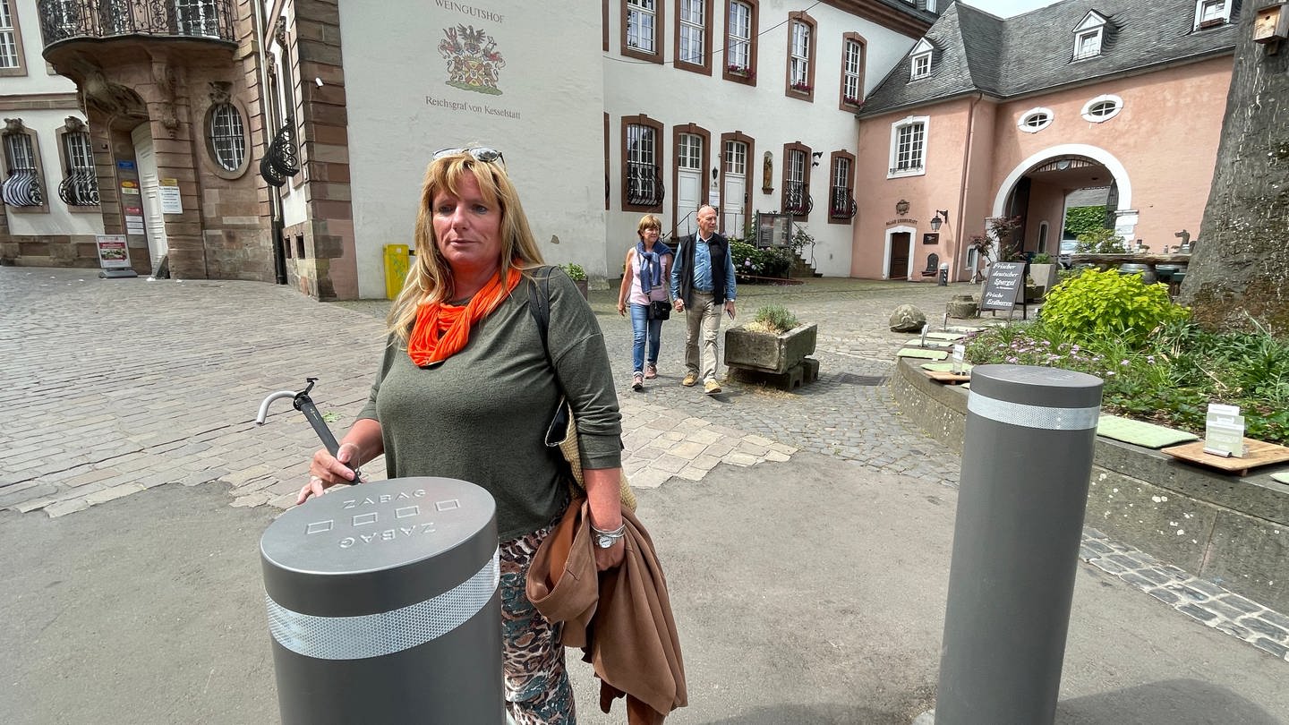 Poller, Ampeln, Querungshilfen: Hier kann es für Sehbehinderte in der Stadt Trier gefährlich werden. (Foto: SWR)