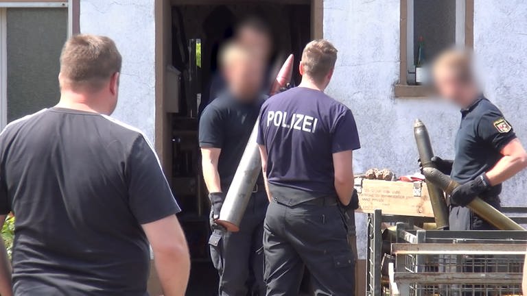 Kampfmittelräumdienst,Landeskriminalamt ,Polizei und Waffenbehörde sichern die Munition und die Waffen in einem Haus in Gindorf in der Eifel. (Foto: Winkler TV)