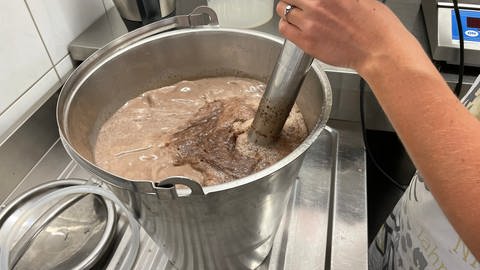Hier entsteht Schokoladeneis aus der Milch der Kühe vom Vulkaneifelhof in Manderscheid. (Foto: SWR)