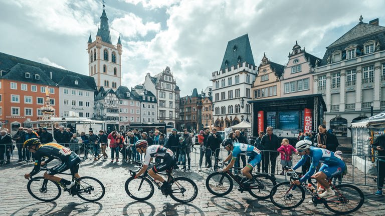 Der Große Preis von Trier: Radfahrer fahren durch die historische Altstadt Triers.   (Foto: Marcel Hilger / RV Schwalbe)