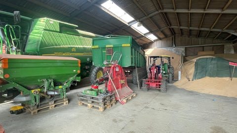 Maschinenpark in einer landwirtschaftlichen Halle (Foto: SWR, Jutta Horn)