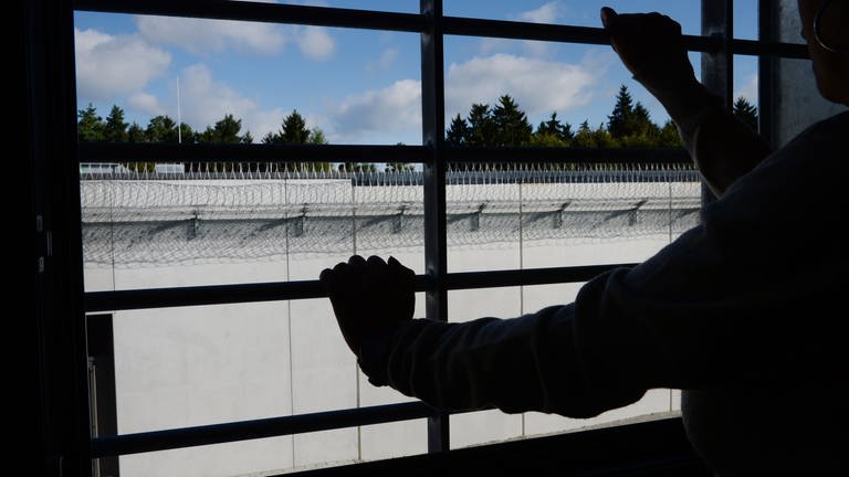 Ein Mitarbeiter des Wittlicher Gefängnisses soll INsassen bei Einkäufen, die er für sie durchführte betrogen haben. (Foto: dpa Bildfunk, picture alliance/dpa | Felix Kästle)
