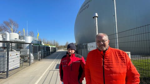 Wolfgang Francois (rechts, daneben Mitarbeiter Tobias Kessler) betreibt in Bitburg eine Aufbereitungsanlage für Biogas.  (Foto: SWR, Christian Altmayer)