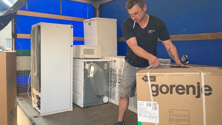 Jede Menge neue Kühlschränke und Waschmaschinen für die Menschen in Trier-Ehrang werden von Piesport dorthin gebracht (Foto: SWR, Eva Lamby-Schmitt)