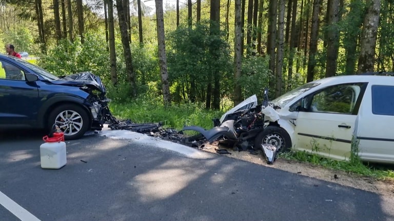 Auf der Landstraße zwischen Lasel und Feuerscheid im Eifelkreis Bitburg-Prüm sind zwei Autos aus bisher ungeklärter Ursache zusammengestoßen.
