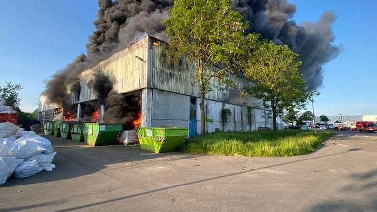 In Bitburg brennt eine Industriehalle.