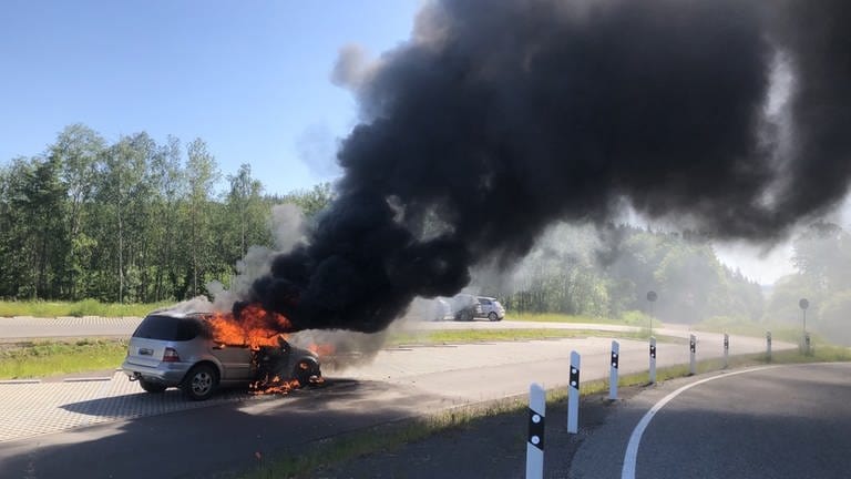 Brennendes Auto bei Mehring (Foto: Polizei Schweich)