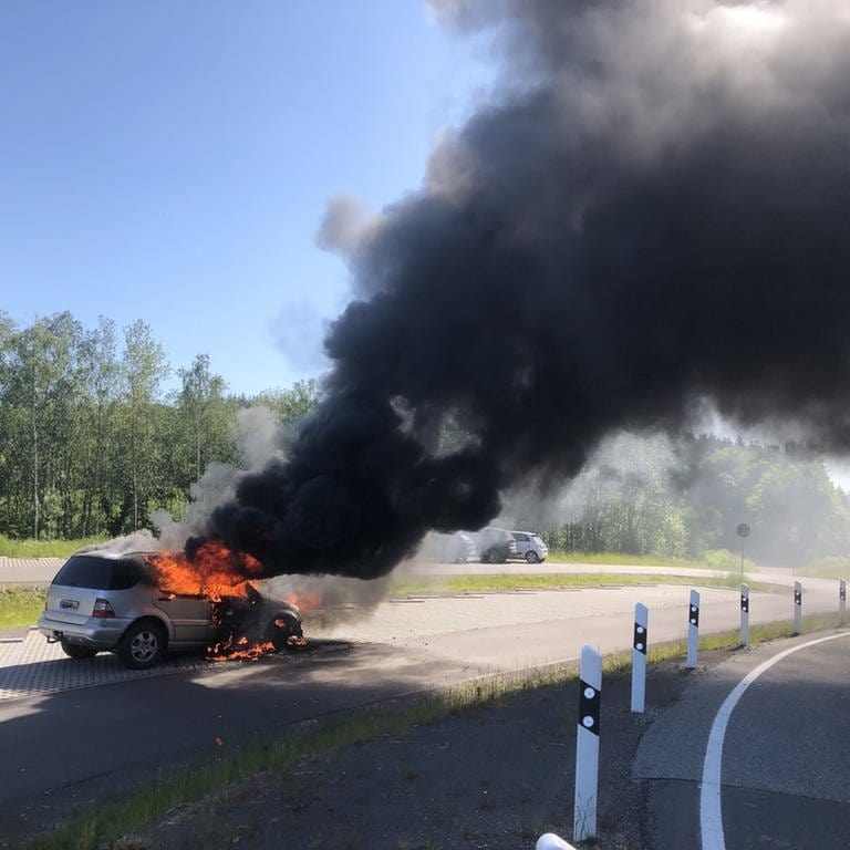 Brennendes Auto bei Mehring (Foto: Polizei Schweich)