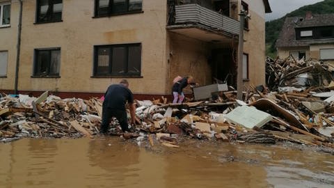Auch bei den Aufräumarbeiten am Tag nach der Flut stand das Wasser der Ahr noch hoch vor Nadines Haus.
