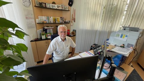 Patrice Langer (SPD), Stadtbürgermeister von Traben-Trarbach, sitzt an seinem Schreibtisch.
