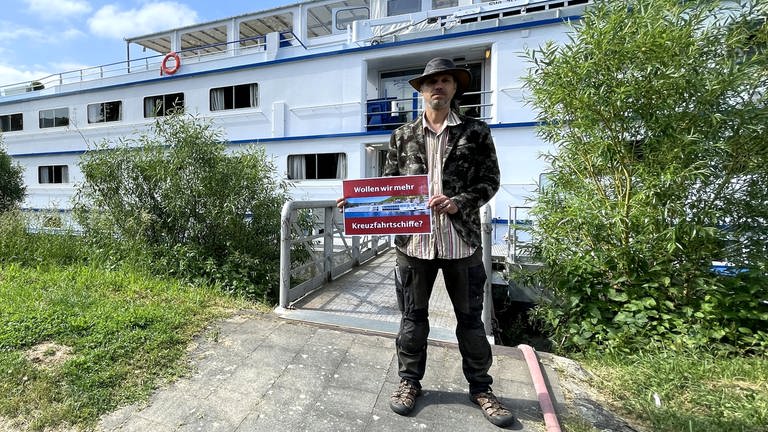 Julian Stolte vor einem Flusskreuzfahrtschiff (Foto: SWR)