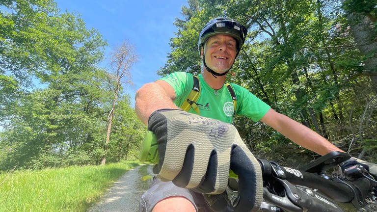 Das sind die Gefahren beim Mountainbike fahren mit dem E-Bike im Wald. Und die Tipps für mehr Sicherheit vom Experten.