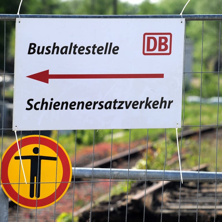 Schienenersatzverkehr Bahnstrecke Trier Koblenz  (Foto: picture-alliance / Reportdienste, dpa/Carsten Rehder)