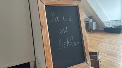 Auf dem Schild in der Wohnung steht La vie est belle (Foto: SWR)