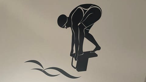 Das Wandbild zeigt eine Schwimmerin, ein Hobby von Tilly.  (Foto: SWR)