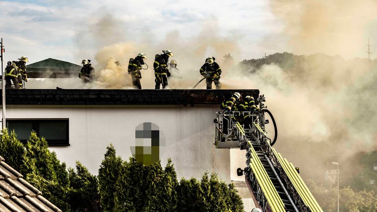 Feuerwehrleute bekämpfen Dachstuhlbrand in Idar.Oberstein