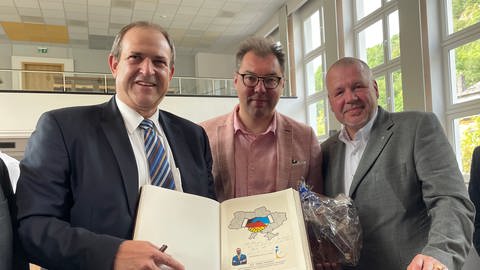 In Idar-Oberstein ist der ukrainische Botschafter Makeiev zu Gast. Er traf Bürgermeister Frank Frühauf (CDU, links im Bild) und den Bundestagsabgeordneten Joe Weingarten (SPD, rechts im Bild).