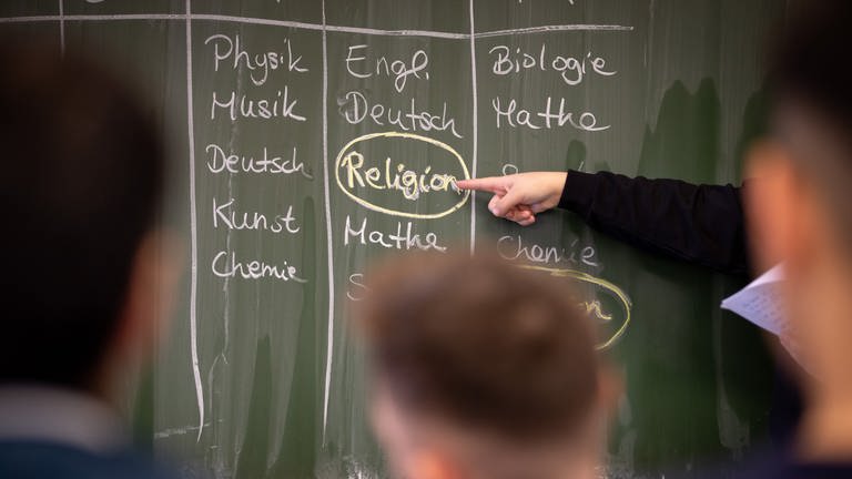 Fünf Lehrerinnen und Lehrer im Bistum Trier wollen und dürfen wieder katholischen Religionsunterricht erteilen. (Foto: picture-alliance / Reportdienste, picture alliance/dpa | Friso Gentsch)