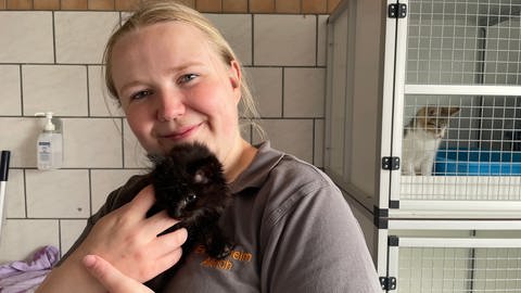 "Annabell ist sowas wie mein Baby hier", sagt Tierpflegerin Line Villarsen.  (Foto: SWR, Christian Altmayer )