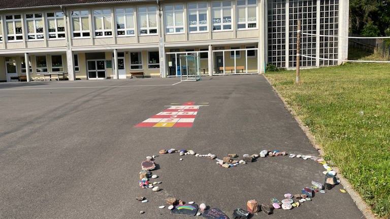 An der Grundschule Oberkail haben Schüler ein Herz auf den Schulhof gelegt. Sie hängen an ihrer Schule. (Foto: SWR)