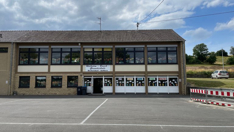 Die Grundschule in Bickendorf in der Eifel könnte nach einem Gutachten aufgegeben werden und nach Rittersdorf verlagert werden.  (Foto: SWR, Dunja v. Morzé)