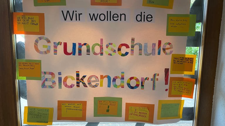 Schulkinder haben für den Erhalt der Grundschule in Bickendorf Plakate und Zettel gestaltet. (Foto: SWR)