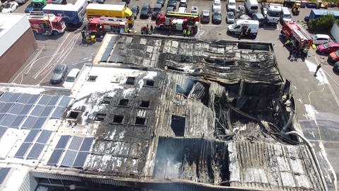 Bei einem Großbrand ist das Lager eines Autohauses in Wittlich eingetürzt.