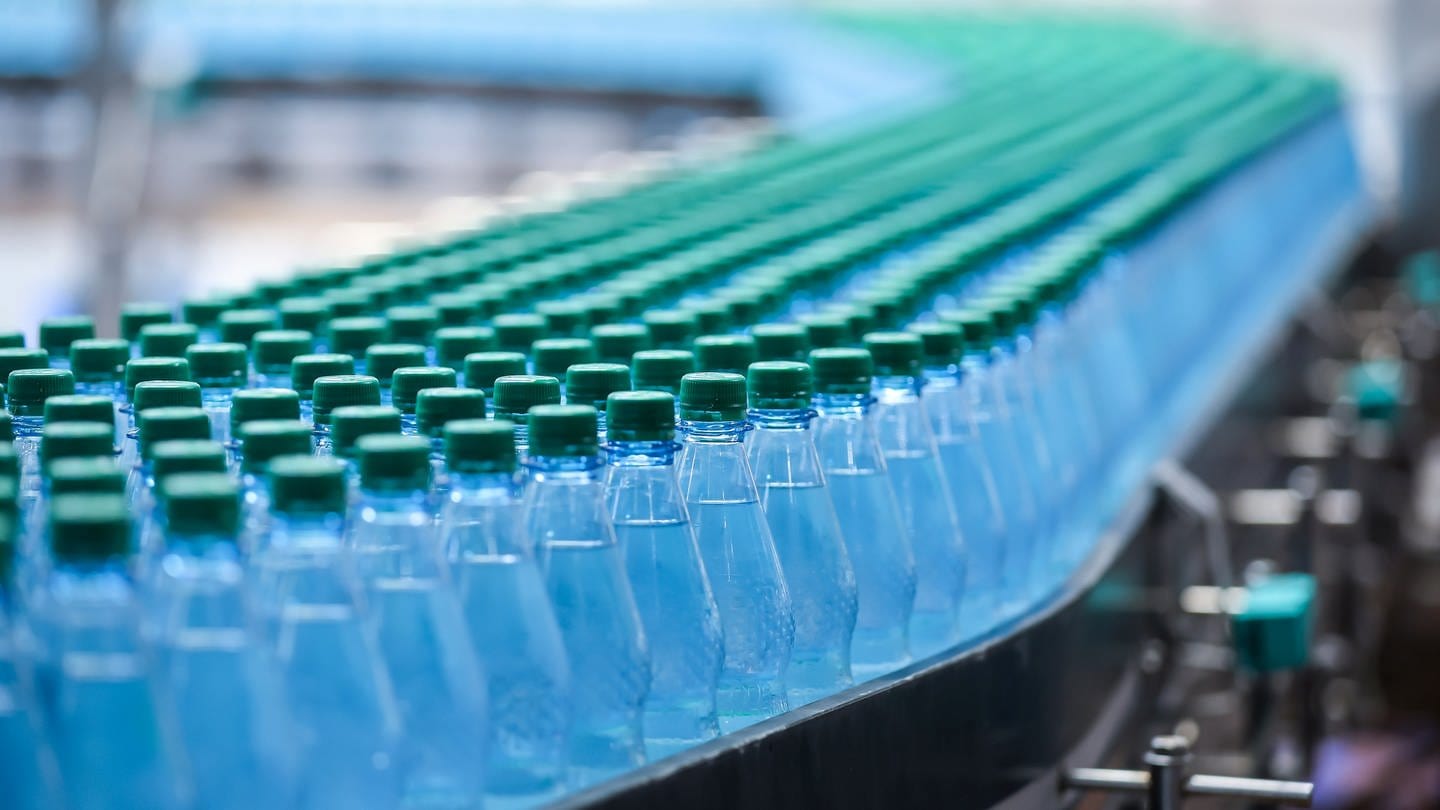 Sprudelhersteller brauchen viel PET, um Plastikflaschen herzustellen. Doch der Kunststoff ist gefragt und knapp. (Foto: picture-alliance / Reportdienste, Picture Alliance)