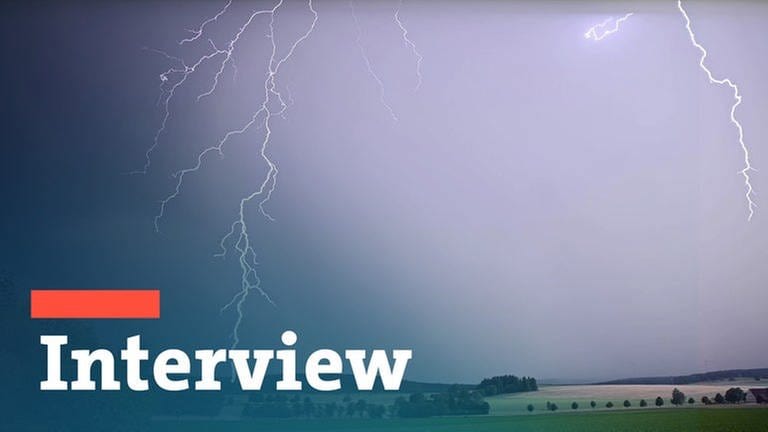 Bildmontage: Unwetter mit Blitzen und Interview-Schriftzug