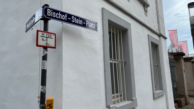 Der Bischof-Stein-Platz hinter dem Trierer Dom wird umbenannt. Der zuständige Ortsbeirat wählt einen neuen Namen aus.  (Foto: SWR)