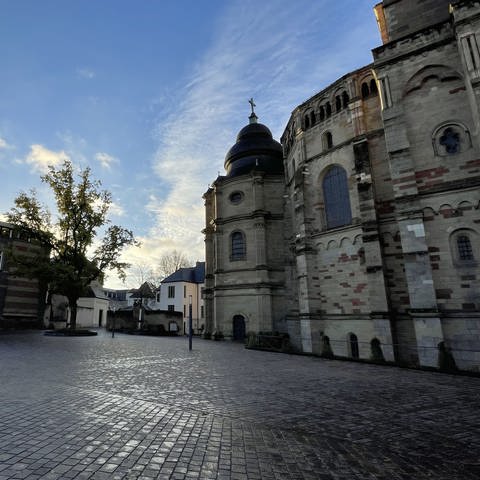 Der Bischof-Stein-Platz in Trier wird umbenannt. Das hat der Stadtrat entschieden.  (Foto: SWR)