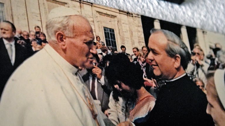 Missbrauch Priester Edmund Dillinger mit dem verstorbenen Papst Johannes Paul II.  (Foto: SWR)