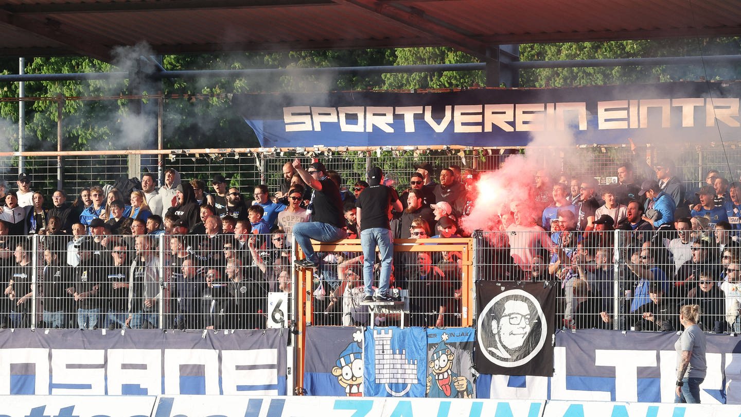 Im Regionalliga-Spiel im vergangenen April gegen den VfR Aaalen: Die Fans der Eintracht Trier zünden Bengalos im Fanblock an. (Foto: IMAGO, Eibner-Pressefoto)