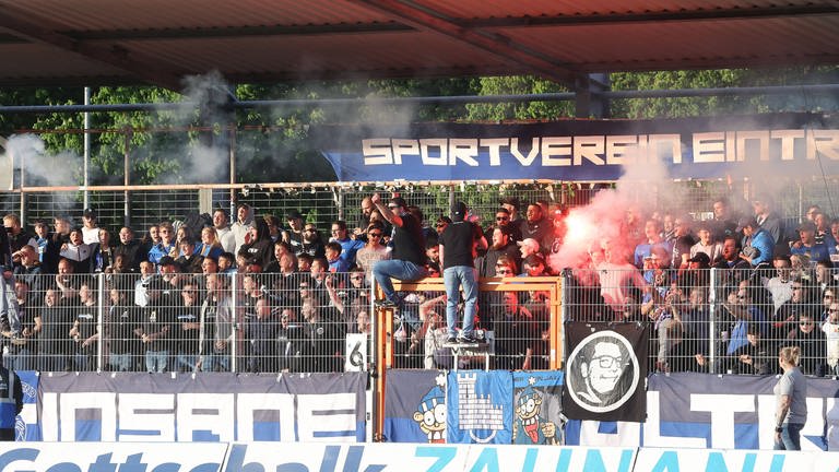 Im Regionalliga-Spiel im vergangenen April gegen den VfR Aaalen: Die Fans der Eintracht Trier zünden Bengalos im Fanblock an.  (Foto: IMAGO, Eibner-Pressefoto)