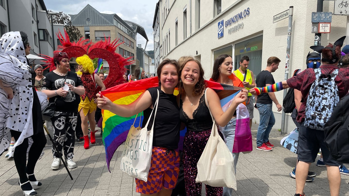 Rund um die Porta Nigra sind am Samstag tausende Menschen durch die Straßen von Trier gezogen, um für die Rechte der queeren Community zu demonstrieren. (Foto: SWR)