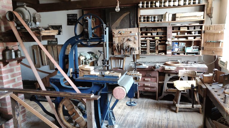 Die nachgebaute Mausefallen-Werkstatt im Mausefallenmuseum Neroth in der Eifel. (Foto: Egar Zender/Heimatverein Neroth e. V.)