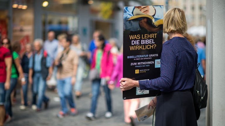 Mehr als 4.000 Mitglieder der Zeugen Jehovas treffen sich am Wochenende in Trier zu einem Kongress. (Foto: picture alliance / dpa | Matthias Balk)