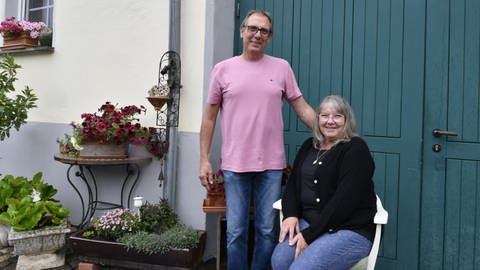 Claudia und Arne Konder-Michelot aus Mehring in ihrem blühenden Vorgarten. (Foto: SWR, Lara Bousch)