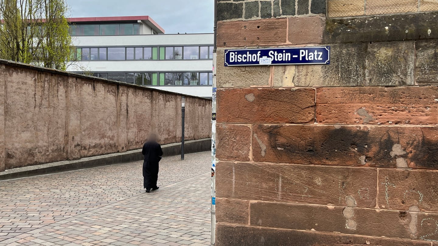 Der Bischof-Stein-Platz hinter dem Trierer Dom wird umbenannt. Der zuständige Ortsbeirat wählt einen neuen Namen aus. (Foto: SWR)