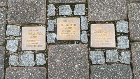 Stolpersteine in Trier erinnern an Sinti und Roma, die von den Nationalsozialisten in Auschwitz ermordet wurden (Foto: SWR)
