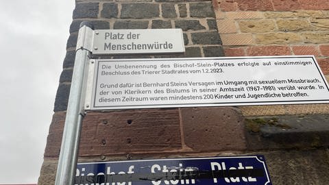 Der frühere Bischof-Stein-Platz heißt nun Platz der Menschenwürde. Heute wurden die Schilder angebracht.  (Foto: SWR, Marc Steffgen)