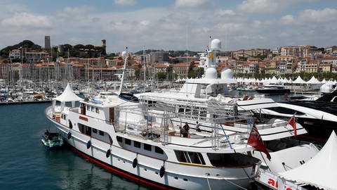 Am Hafen von Cannes legen teure Yachten ab, und bald auch die Bissula. 